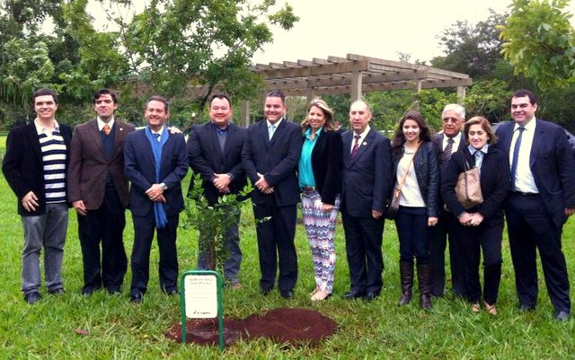 Desembargadores Jonny Campos Marques e Adalberto Xisto Pereira participam do tradicional plantio de árvore em Itaipu